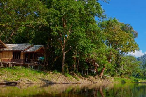 Lodge Khaosok Riverside Cottages