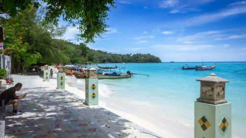 Hotel Phi Phi Andaman Beach Resort