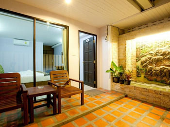 Hostal Ibiza House Phi Phi