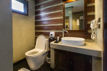 Hostal Ibiza House Phi Phi