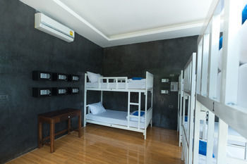 Hostal Ibiza House Phi Phi