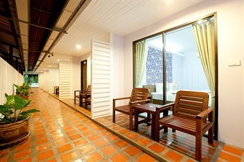 Hostal Ibiza House Phi Phi