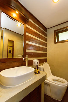 Hostal Ibiza House Phi Phi