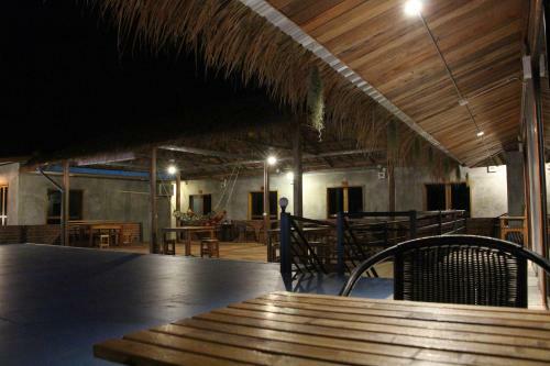 Hostal The Noi Guest House & Restaurant