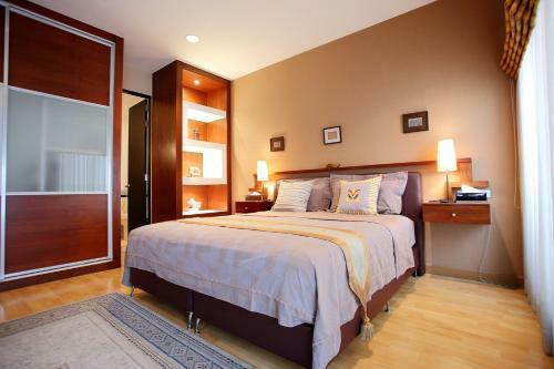 Central Bangkok 2+1 Bedroom Apartment On Soi 18