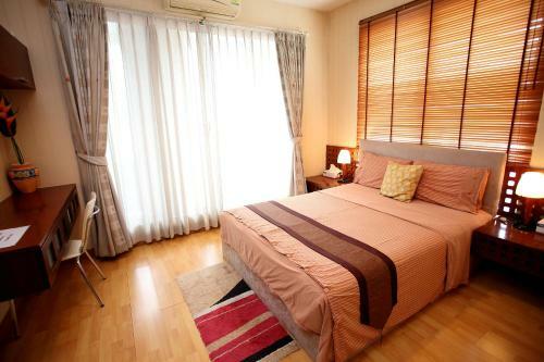 Central Bangkok 2+1 Bedroom Apartment On Soi 18
