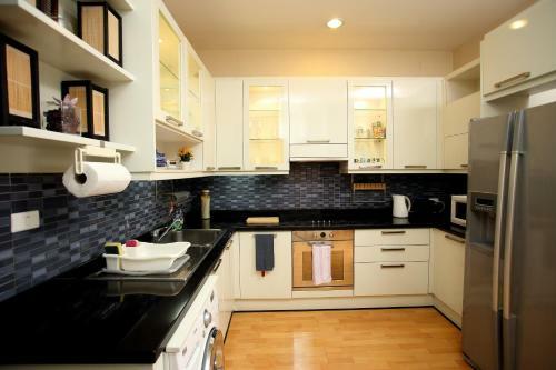 Central Bangkok 2+1 Bedroom Apartment On Soi 18