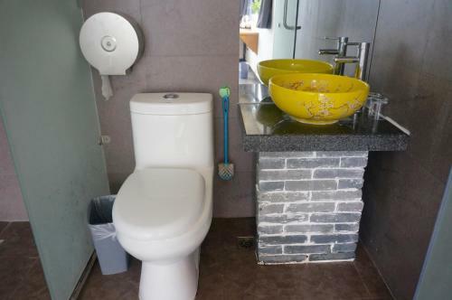 Bed & Breakfast Dragon's Den Hostel In Yangshuo