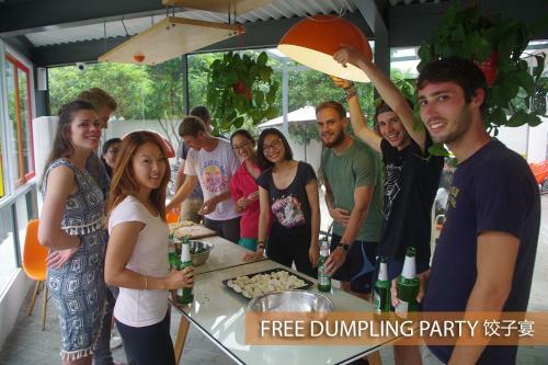 Bed & Breakfast Dragon's Den Hostel In Yangshuo