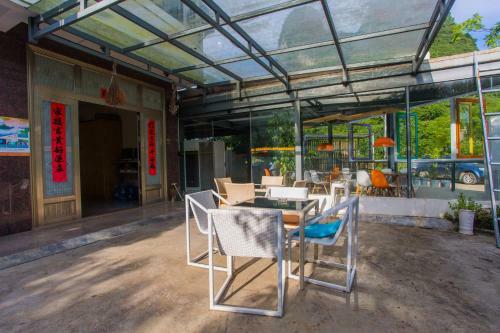 Bed & Breakfast Dragon's Den Hostel In Yangshuo