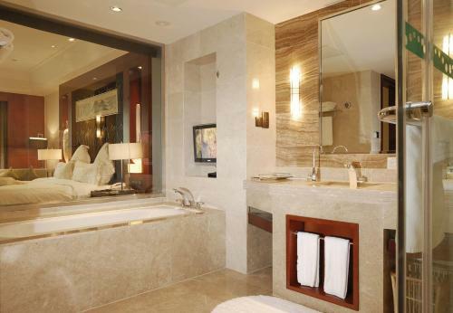 Yizui Crown Hotel