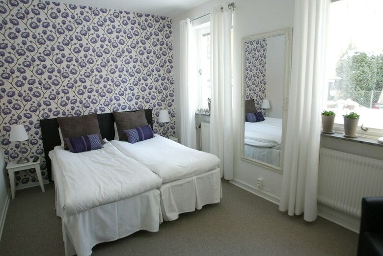 Riverside Hotel & Apartments