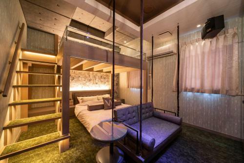 Hotel Glare Zip Club