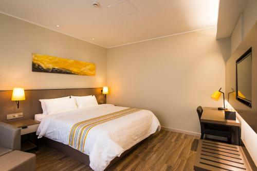 Hotel Home Inn Plus Shanghai West Yan'an Road