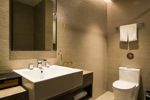 Hotel Home Inn Plus Shanghai West Yan'an Road