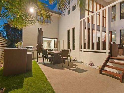Villa The Beach-whole House 6 Bedrooms 3 Bathrooms