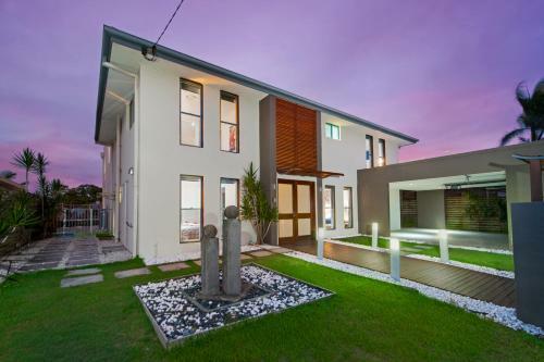Villa The Beach-whole House 6 Bedrooms 3 Bathrooms