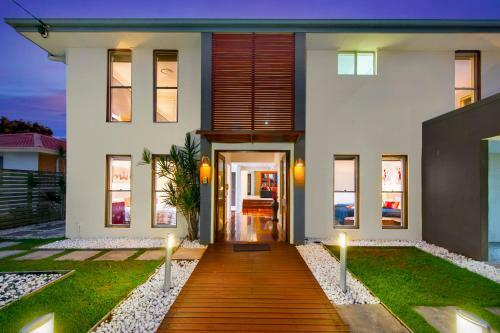 Villa The Beach-whole House 6 Bedrooms 3 Bathrooms