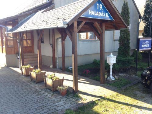 Hostal Kert�sz R�zsa Vend�gh�z