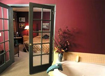Outback Roadhouse Motel & Suites