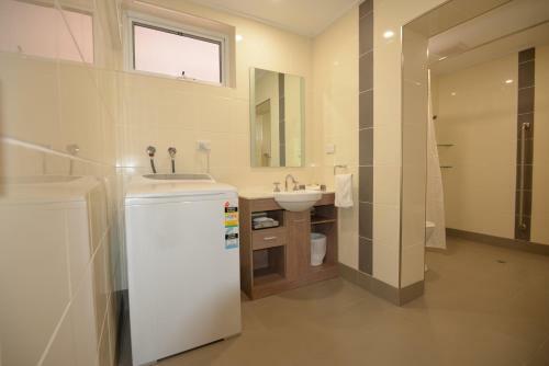 Country Comfort Amity Motel