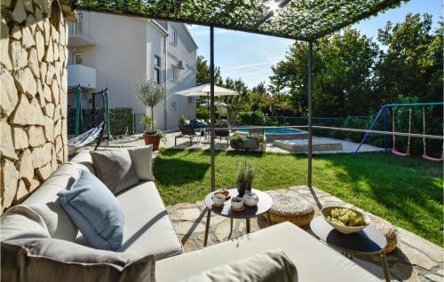 Holiday Home Zrnovnica 06