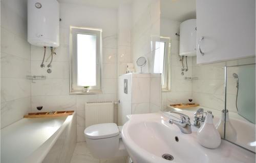 Holiday Home Zrnovnica 06