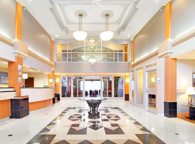 Holiday Inn Express Hotel & Suites