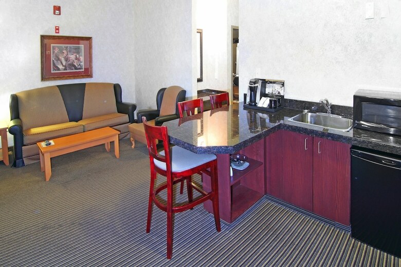 Holiday Inn Express Hotel & Suites