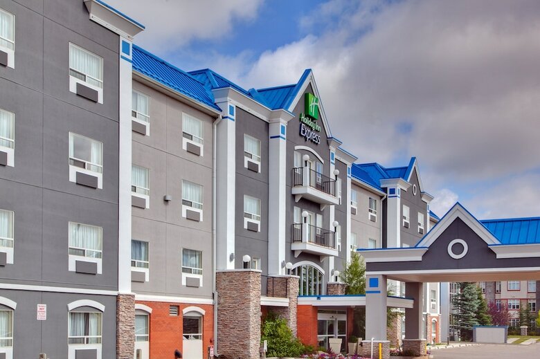 Holiday Inn Express Hotel & Suites