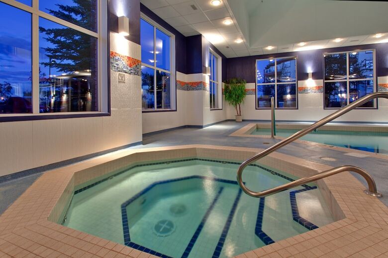 Holiday Inn Express Hotel & Suites