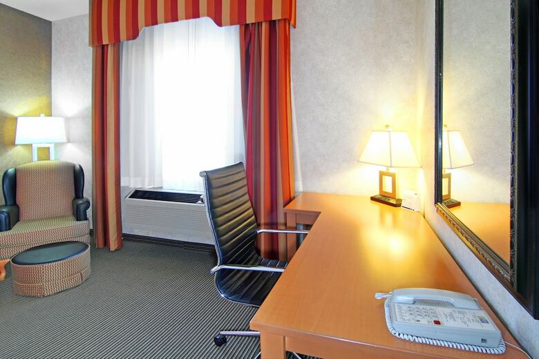 Holiday Inn Express Hotel & Suites