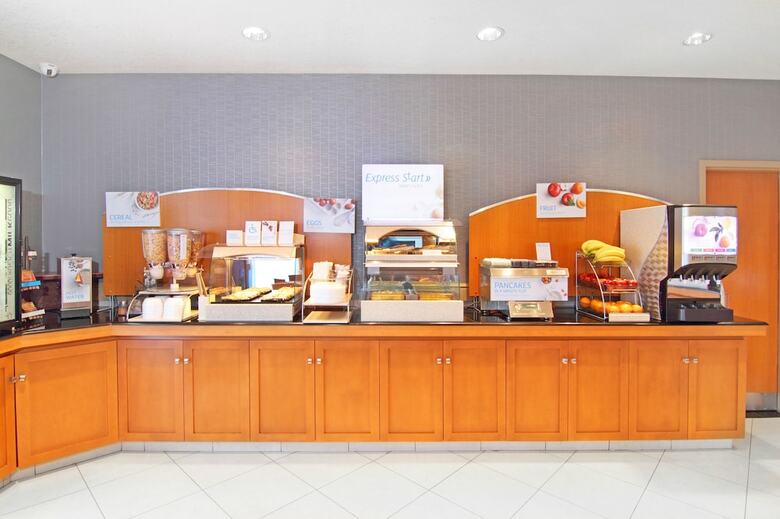 Holiday Inn Express Hotel & Suites