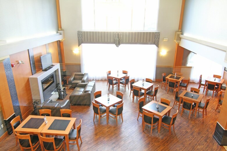 Holiday Inn Express Hotel & Suites
