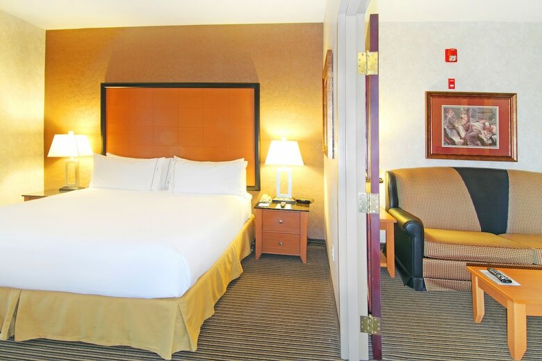 Holiday Inn Express Hotel & Suites