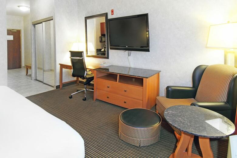 Holiday Inn Express Hotel & Suites