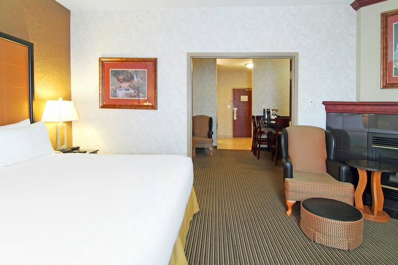 Holiday Inn Express Hotel & Suites