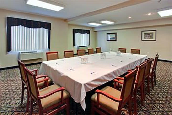 Holiday Inn Express Hotel & Suites