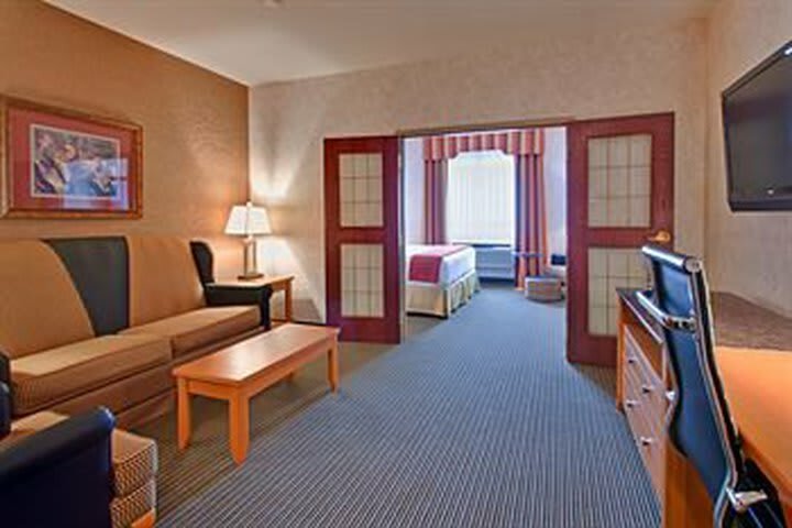 Holiday Inn Express Hotel & Suites