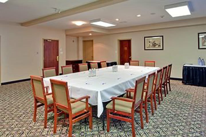 Holiday Inn Express Hotel & Suites