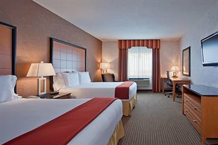 Holiday Inn Express Hotel & Suites