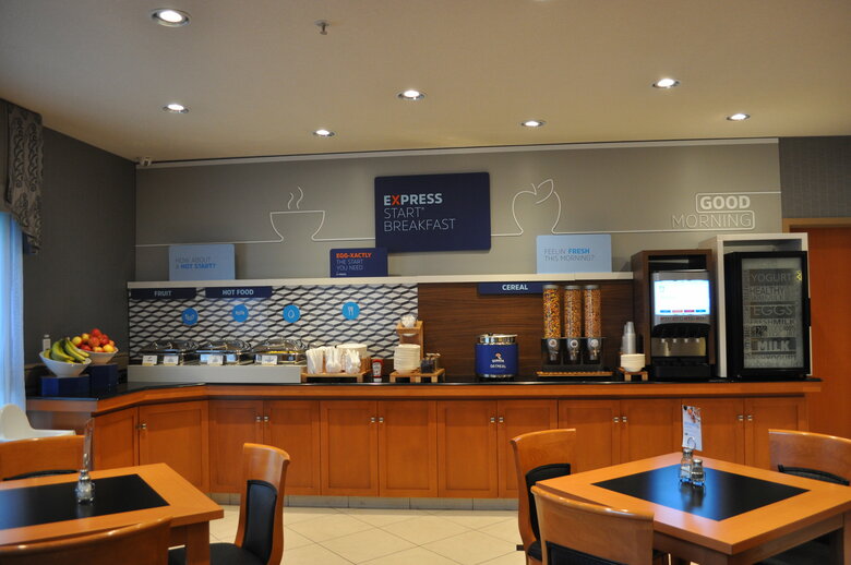 Holiday Inn Express Hotel & Suites