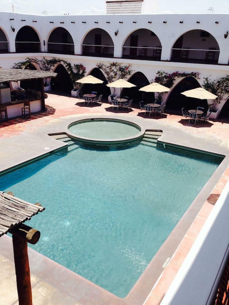 Hotel Hacienda Bugambilias