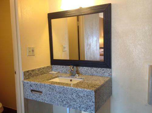 Hotel Diamond Inn & Suites