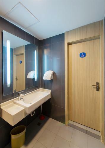 Hotel Hanting Express Chongqing Rongchang Pedestrain