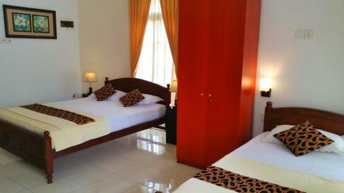 Hostal Holiday Fashion Inn