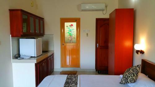 Hostal Holiday Fashion Inn