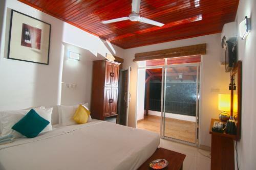 Airport City Hub Hotel