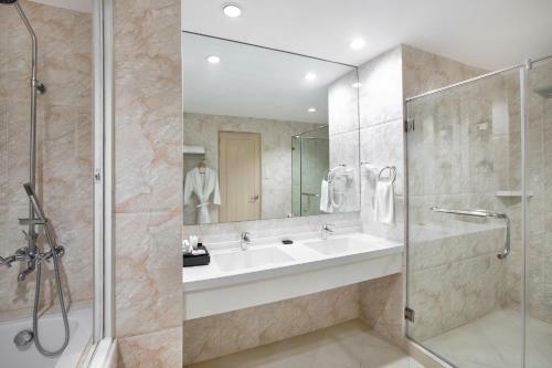 Golden Prince Hotel & Suites