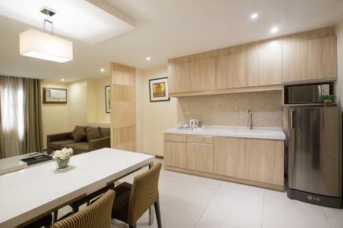 Golden Prince Hotel & Suites